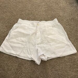 Tailored white linen Madewell shorts